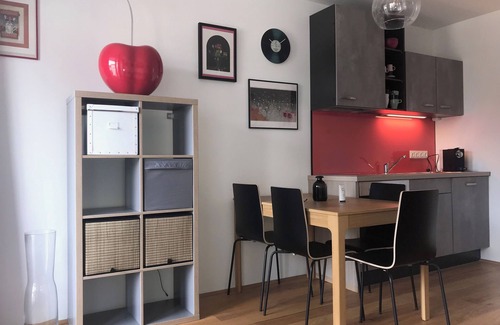 Donaustadt Apartment | Red Flower Apartment with Pool - 5 min to Lake