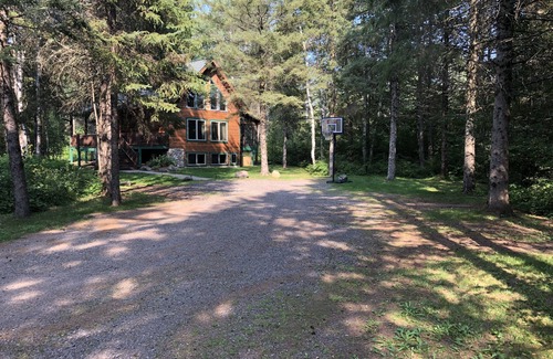 Hayward Cabin | Red Fox Loft- Bike/Ski to Birkie & ATV Trails!