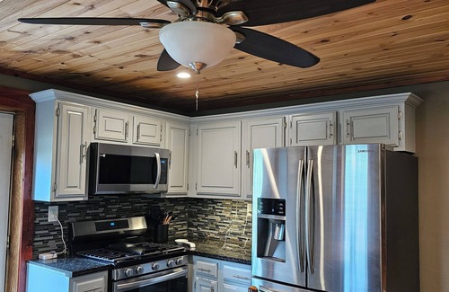 Stanford House | Red Hill House 3/2 RETREAT WITH HOT TUB 15 MINUTES FROM IU MEMORIAL STADIUM