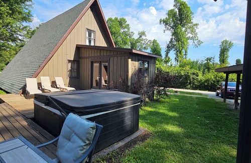 Stanford House | Red Hill House 3/2 RETREAT WITH HOT TUB 15 MINUTES FROM IU MEMORIAL STADIUM