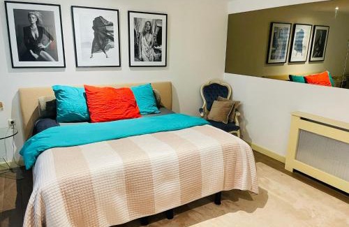 Red Light District Bed & Breakfast | Red light district B & B canal view