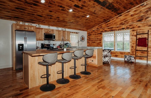 Denniston House | Red River Ranch Retreat- HOT TUB, Views, Pond- Near RRG