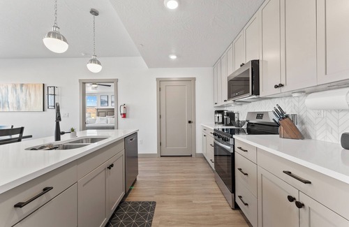 St. George Condo | Red Rock Haven: Resort Indoor/Outdoor Pool, Basketball + Pickleball Equipment!