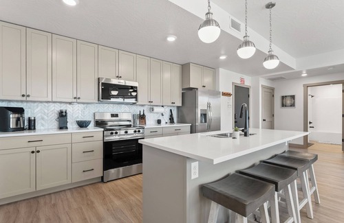 St. George Condo | Red Rock Haven: Resort Indoor/Outdoor Pool, Basketball + Pickleball Equipment!