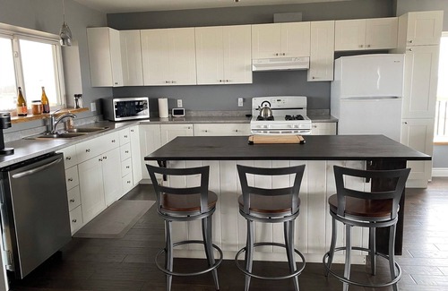 Meaford Ski Chalet | Red Roof Chalet in close proximity to beaches, trails, golf and Blue Mountains.