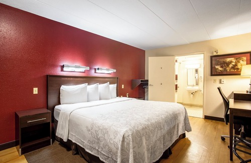 Lakeview Hotel | Red Roof Inn PLUS+ Washington DC - Manassas