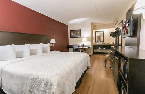 Lakeview Hotel | Red Roof Inn PLUS+ Washington DC - Manassas