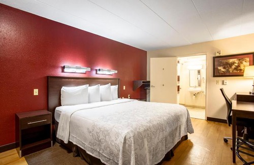 Lakeview Hotel | Red Roof Inn PLUS+ Washington DC - Manassas