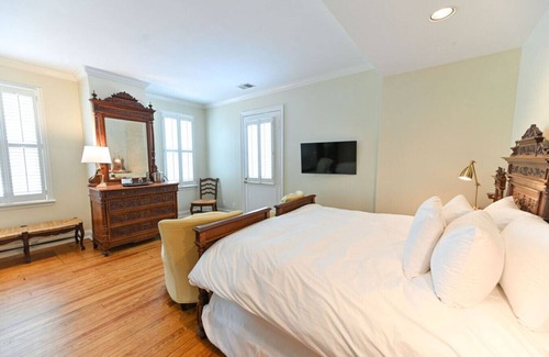 Edenton Bed & Breakfast | Redbud Room - Granville Queen Inn, Downtown Historic Edenton