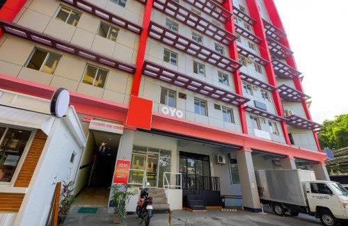 Loyola Heights Hotel | RedDoorz at Crowne One Condo