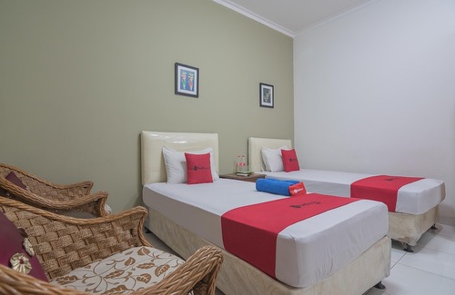 Bandung Hotel | RedDoorz @ Buah Batu 4