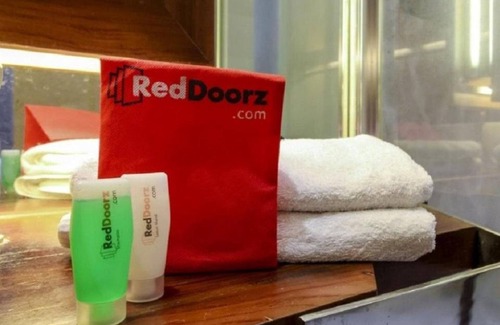 Binong Hotel | RedDoorz near Supermall Karawaci 2