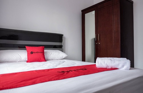 Binong Hotel | RedDoorz near Supermall Karawaci 2