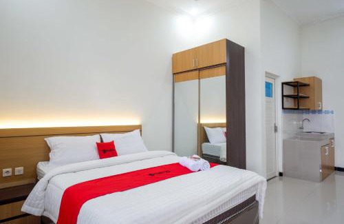Banjarsari Hotel | RedDoorz near Terminal Tirtonadi 2