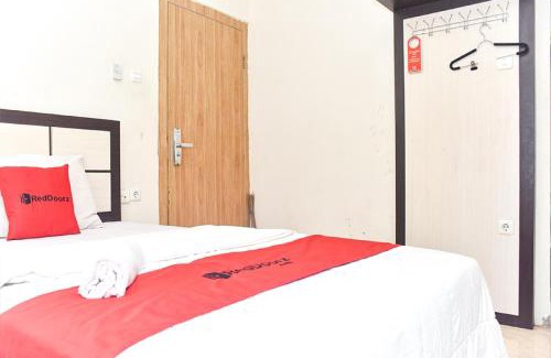 Makassar Hotel | RedDoorz near Universitas Muhammadiyah Makassar