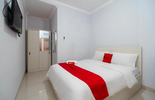 Cilegon Hotel | RedDoorz Plus near Simpang Tiga Tritayasa Cilegon