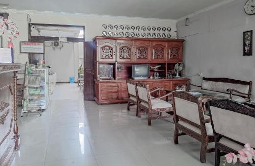 Jatibarang Hotel | RedDoorz Syariah at Hotel Adi Sederhana near Stasiun Jatibarang
