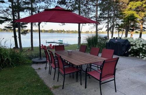 Oscoda House | Redwood Retreat by the Lake