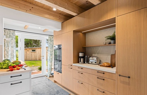 Dorphof House | ReetCottage - secluded location, large garden, wood-burning stove, 2 shower baths, 2 parking spaces
