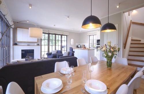 Dranske Villa | Reetland am Meer - LuxusPlus Reetdachvilla mit 4 Schlafzimmern, Außensauna, Loungebereich und Kamin H05