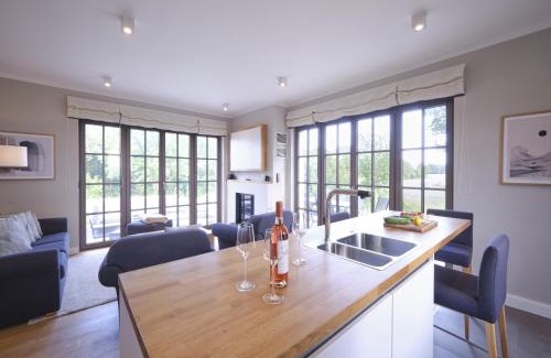 Dranske Villa | Reetland am Meer - LuxusPlus Reetdachvilla mit 4 Schlafzimmern, Außensauna, Loungebereich und Kamin H05