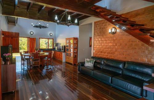 Pirenopolis House | Refúgio no Cerrado com Lago, Piscina e Jacuzzi