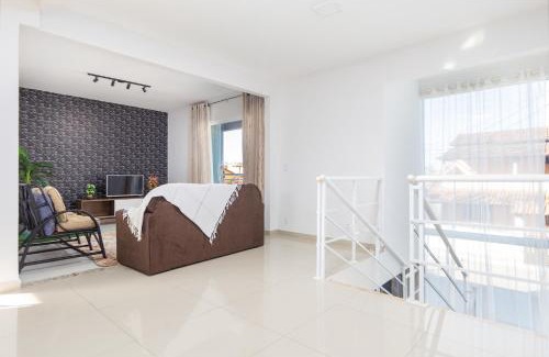 Cabo Frio House | Refúgio Tropical Casa de Praia com Piscina Climatizada e 4 Suítes e garagem 3 carros, 800 mtrs da praia internet 700 mbps, condomínio privado com pista de skate , quadra de futevôlei , campos e quadras de futebol!