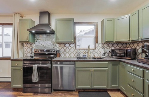 Livingston House | Refined 6BR Moose & Bear Lodge by Sweetheart Stays