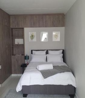 Edenvale House | Refresh Cottage Near OR Tambo Airport & Edenvale