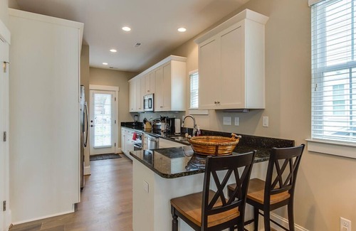 Northeast Virginia Beach House | Refreshed Pet-Friendly 2 BR Townhouse Walking Distance to the Beach and Boardwalk (406B)