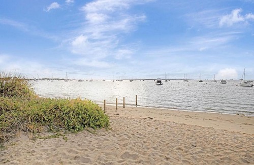 Rockingham Apartment | Refreshing 2BR Unit near the Beach with WIFI