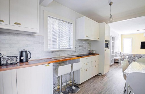 Rockingham Apartment | Refreshing 2BR Unit near the Beach with WIFI