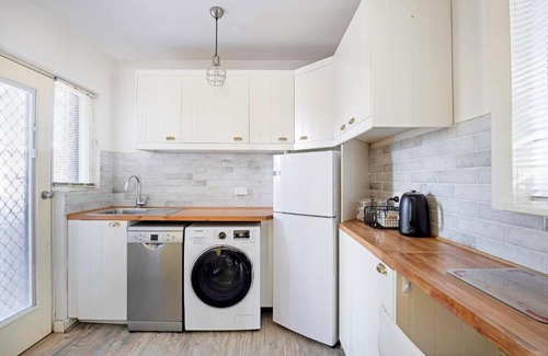 Rockingham Apartment | Refreshing 2BR Unit near the Beach with WIFI