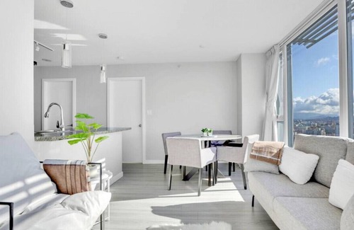 Crosstown Apartment | Refreshing & New 2-BR Downtown Vancouver Condo