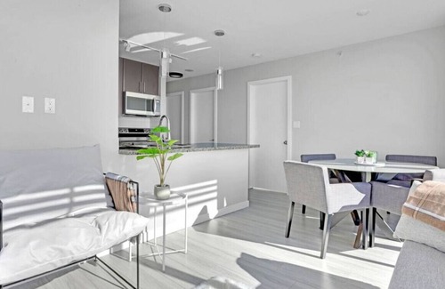 Crosstown Apartment | Refreshing & New 2-BR Downtown Vancouver Condo