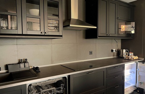 Discovery Gardens Apartment | Refreshing Sunset Apartment, 5min walk to Metro
