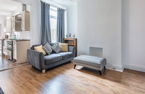 Rotherham House | Regent House - Newly refurbished modern 4 bed house on a quiet residential street, with garden, l...