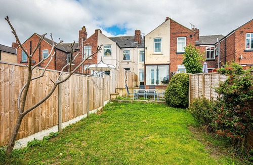 Rotherham House | Regent House - Newly refurbished modern 4 bed house on a quiet residential street, with garden, l...