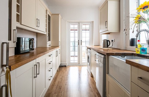 Rotherham House | Regent House - Newly refurbished modern 4 bed house on a quiet residential street, with garden, l...