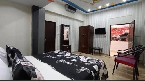 PECHS House | Rehaish Plus Guest House