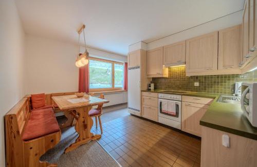 Arosa Apartment | Rehwiesa A11 by Arosa Vacations, Direkt vor der Skipiste & mit Pool