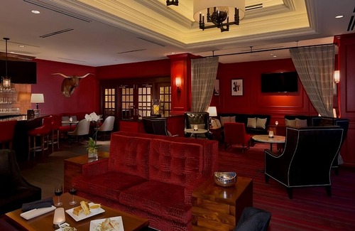 Downtown Austin Resort | Relax and Rejuvenate! Swimming Pool, Pets Allowed, Near Texas State Capitol!