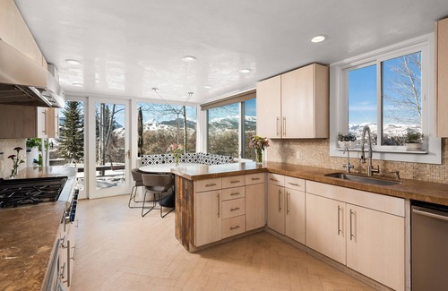 Starwood House | Relax and Unwind at the Stunning Aspen Oasis with 180’ views