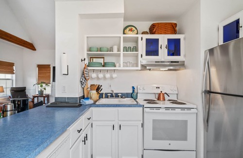 Manzanita House | Relax and unwind in a tranquil space one block from the beach