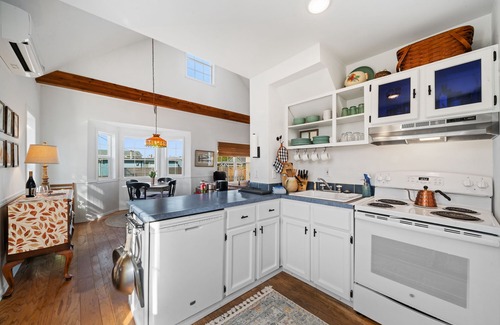 Manzanita House | Relax and unwind in a tranquil space one block from the beach