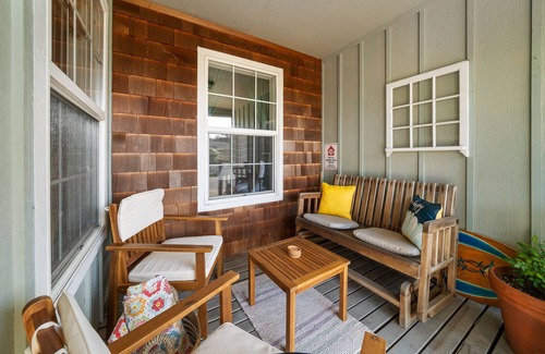 Manzanita House | Relax and unwind in a tranquil space one block from the beach