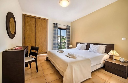 Praia da Luz Hotel | Relax and Unwind! Modern 1BR Unit with Kitchen, Free Parking, 3 Onsite Pool!