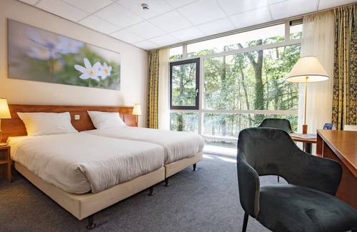 Zon en Schild Hotel | Relax and Unwind on the Garden Terrace, with Golf Nearby and Free Parking