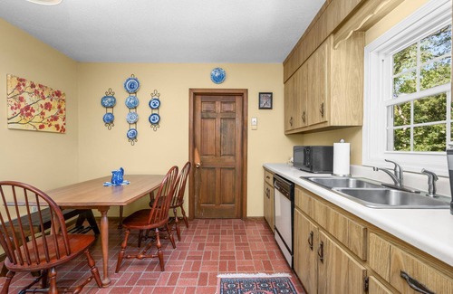 Centerville House | Relax at Centerville Pines 1 Mile to Beach, Linens & More