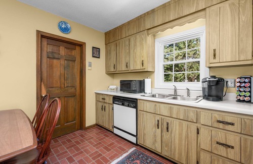 Centerville House | Relax at Centerville Pines 1 Mile to Beach, Linens & More